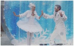 Ballerina in Bubbel: Een magisch wintersprookje! ❄️✨ Stap in de betoverende wereld van de Ballerina in Bubbel, waar de IJs Prinses en Koning Sneeuwvlok een magisch avontuur beleven. Samen met het publiek helpen ze verloren sneeuwvlokjes hun kristalvorm terug te krijgen. Een sprookjesachtige act vol elegantie en interactie! Deze mobiele dansact brengt winterse magie naar elke locatie, van beurzen en winkelcentra tot bruiloften en Valentijnsfeesten. Met haar sierlijke bewegingen en dromerige sfeer maakt de Ballerina in Bubbel elk evenement extra bijzonder. Boek nu en laat je betoveren!
