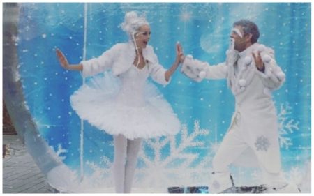 Ballerina in Bubbel: Een magisch wintersprookje! ❄️✨ Stap in de betoverende wereld van de Ballerina in Bubbel, waar de IJs Prinses en Koning Sneeuwvlok een magisch avontuur beleven. Samen met het publiek helpen ze verloren sneeuwvlokjes hun kristalvorm terug te krijgen. Een sprookjesachtige act vol elegantie en interactie! Deze mobiele dansact brengt winterse magie naar elke locatie, van beurzen en winkelcentra tot bruiloften en Valentijnsfeesten. Met haar sierlijke bewegingen en dromerige sfeer maakt de Ballerina in Bubbel elk evenement extra bijzonder. Boek nu en laat je betoveren!