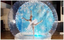 Ballerina in Bubbel: Een magisch wintersprookje! ❄️✨ Stap in de betoverende wereld van de Ballerina in Bubbel, waar de IJs Prinses en Koning Sneeuwvlok een magisch avontuur beleven. Samen met het publiek helpen ze verloren sneeuwvlokjes hun kristalvorm terug te krijgen. Een sprookjesachtige act vol elegantie en interactie! Deze mobiele dansact brengt winterse magie naar elke locatie, van beurzen en winkelcentra tot bruiloften en Valentijnsfeesten. Met haar sierlijke bewegingen en dromerige sfeer maakt de Ballerina in Bubbel elk evenement extra bijzonder. Boek nu en laat je betoveren!