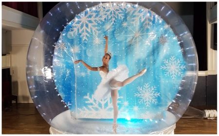 Ballerina in Bubbel: Een magisch wintersprookje! ❄️✨ Stap in de betoverende wereld van de Ballerina in Bubbel, waar de IJs Prinses en Koning Sneeuwvlok een magisch avontuur beleven. Samen met het publiek helpen ze verloren sneeuwvlokjes hun kristalvorm terug te krijgen. Een sprookjesachtige act vol elegantie en interactie! Deze mobiele dansact brengt winterse magie naar elke locatie, van beurzen en winkelcentra tot bruiloften en Valentijnsfeesten. Met haar sierlijke bewegingen en dromerige sfeer maakt de Ballerina in Bubbel elk evenement extra bijzonder. Boek nu en laat je betoveren!