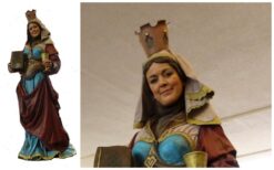 Een indrukwekkend levend standbeeld dat historie en bescherming uitstraalt. Perfect voor festivals, evenementen en straattheater met een historische thematiek.