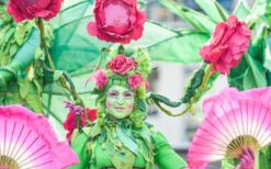 Bloemen Geisha steltenlopers in bloemrijke kostuums tijdens lente thema steltenlopers act op festival of evenement.