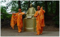 Het Boeddha Levend Standbeeld brengt rust en aandacht naar elk evenement. Met kalme blikken en langzame bewegingen creëert deze act een serene sfeer. Ideaal als ontvangstentertainment of voor Aziatische en gouden thema’s. Een stijlvolle act met ruimte voor verdieping. Uit te breiden met decor en levendige discipelen voor extra dynamiek. Perfect voor festivals, beurzen en evenementen waar beleving en uitstraling samenkomen.