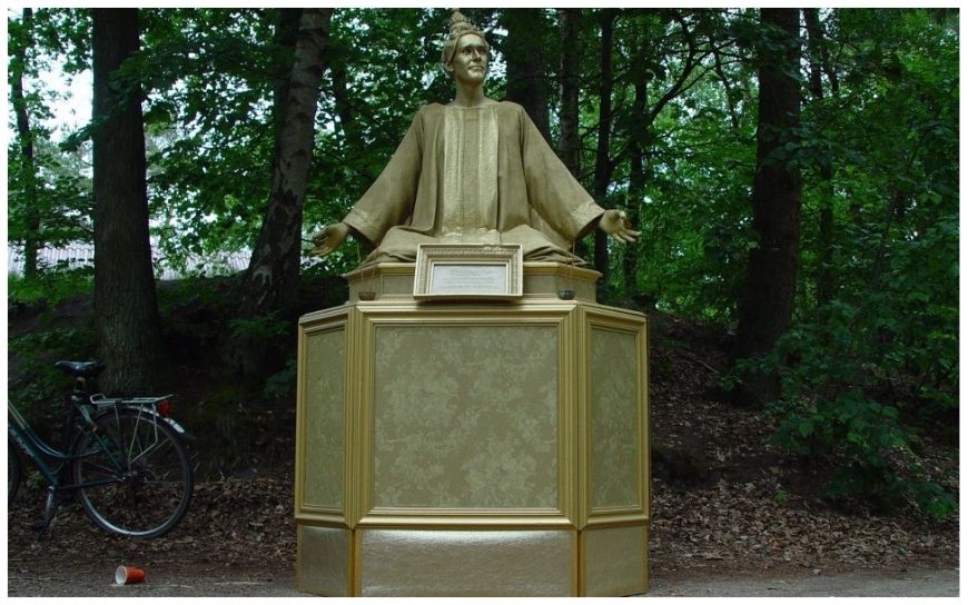 Het Boeddha Levend Standbeeld brengt rust en aandacht naar elk evenement. Met kalme blikken en langzame bewegingen creëert deze act een serene sfeer. Ideaal als ontvangstentertainment of voor Aziatische en gouden thema’s. Een stijlvolle act met ruimte voor verdieping. Uit te breiden met decor en levendige discipelen voor extra dynamiek. Perfect voor festivals, beurzen en evenementen waar beleving en uitstraling samenkomen.