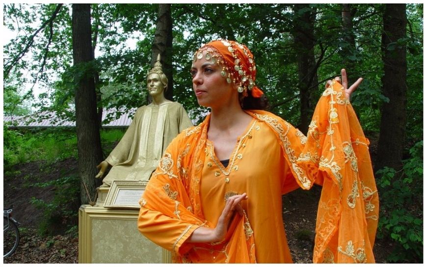 Het Boeddha Levend Standbeeld brengt rust en aandacht naar elk evenement. Met kalme blikken en langzame bewegingen creëert deze act een serene sfeer. Ideaal als ontvangstentertainment of voor Aziatische en gouden thema’s. Een stijlvolle act met ruimte voor verdieping. Uit te breiden met decor en levendige discipelen voor extra dynamiek. Perfect voor festivals, beurzen en evenementen waar beleving en uitstraling samenkomen.