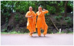 Het Boeddha Levend Standbeeld brengt rust en aandacht naar elk evenement. Met kalme blikken en langzame bewegingen creëert deze act een serene sfeer. Ideaal als ontvangstentertainment of voor Aziatische en gouden thema’s. Een stijlvolle act met ruimte voor verdieping. Uit te breiden met decor en levendige discipelen voor extra dynamiek. Perfect voor festivals, beurzen en evenementen waar beleving en uitstraling samenkomen.