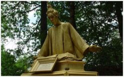 Het Boeddha Levend Standbeeld brengt rust en aandacht naar elk evenement. Met kalme blikken en langzame bewegingen creëert deze act een serene sfeer. Ideaal als ontvangstentertainment of voor Aziatische en gouden thema’s. Een stijlvolle act met ruimte voor verdieping. Uit te breiden met decor en levendige discipelen voor extra dynamiek. Perfect voor festivals, beurzen en evenementen waar beleving en uitstraling samenkomen.