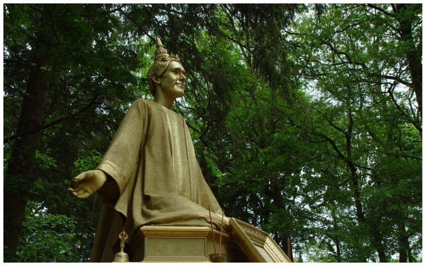 Het Boeddha Levend Standbeeld brengt rust en aandacht naar elk evenement. Met kalme blikken en langzame bewegingen creëert deze act een serene sfeer. Ideaal als ontvangstentertainment of voor Aziatische en gouden thema’s. Een stijlvolle act met ruimte voor verdieping. Uit te breiden met decor en levendige discipelen voor extra dynamiek. Perfect voor festivals, beurzen en evenementen waar beleving en uitstraling samenkomen.