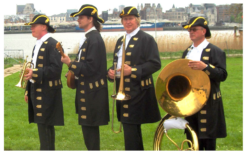 Boek het Ceremonieel Dixieland Looporkest voor een onvergetelijk evenement. Breed repertoire, flexibele bezetting. Swingend of ontspannen, het perfecte geluid voor uw feest!