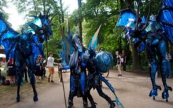 Draken steltenlopers tijdens grote draken parade met fantasie figuren op festival of evenement.