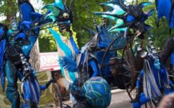 Draken steltenlopers tijdens grote draken parade met fantasie figuren op festival of evenement.