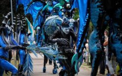 Draken steltenlopers tijdens grote draken parade met fantasie figuren op festival of evenement.