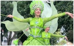 Groene Koninginnen Steltenlopers brengen een frisse, duurzame uitstraling naar elk evenement. In hun groene kostuums bewegen ze sierlijk door het publiek en trekken direct de aandacht. Ze staan symbool voor natuur, groei en positiviteit. Deze groene steltenlopers zijn perfect voor duurzame evenementen. Ze delen bloemzaadpapier uit met logo of boodschap. Ideaal voor festivals, winkelcentra en ontvangstentertainment met een groen thema.