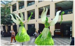 Groene Koninginnen Steltenlopers brengen een frisse, duurzame uitstraling naar elk evenement. In hun groene kostuums bewegen ze sierlijk door het publiek en trekken direct de aandacht. Ze staan symbool voor natuur, groei en positiviteit. Deze groene steltenlopers zijn perfect voor duurzame evenementen. Ze delen bloemzaadpapier uit met logo of boodschap. Ideaal voor festivals, winkelcentra en ontvangstentertainment met een groen thema.