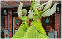 Groene Koninginnen Steltenlopers brengen een frisse, duurzame uitstraling naar elk evenement. In hun groene kostuums bewegen ze sierlijk door het publiek en trekken direct de aandacht. Ze staan symbool voor natuur, groei en positiviteit. Deze groene steltenlopers zijn perfect voor duurzame evenementen. Ze delen bloemzaadpapier uit met logo of boodschap. Ideaal voor festivals, winkelcentra en ontvangstentertainment met een groen thema.