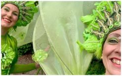 Groene Koninginnen Steltenlopers brengen een frisse, duurzame uitstraling naar elk evenement. In hun groene kostuums bewegen ze sierlijk door het publiek en trekken direct de aandacht. Ze staan symbool voor natuur, groei en positiviteit. Deze groene steltenlopers zijn perfect voor duurzame evenementen. Ze delen bloemzaadpapier uit met logo of boodschap. Ideaal voor festivals, winkelcentra en ontvangstentertainment met een groen thema.