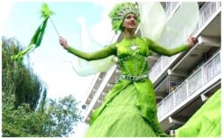 Groene Koninginnen Steltenlopers brengen een frisse, duurzame uitstraling naar elk evenement. In hun groene kostuums bewegen ze sierlijk door het publiek en trekken direct de aandacht. Ze staan symbool voor natuur, groei en positiviteit. Deze groene steltenlopers zijn perfect voor duurzame evenementen. Ze delen bloemzaadpapier uit met logo of boodschap. Ideaal voor festivals, winkelcentra en ontvangstentertainment met een groen thema.