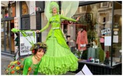 Groene Koninginnen Steltenlopers brengen een frisse, duurzame uitstraling naar elk evenement. In hun groene kostuums bewegen ze sierlijk door het publiek en trekken direct de aandacht. Ze staan symbool voor natuur, groei en positiviteit. Deze groene steltenlopers zijn perfect voor duurzame evenementen. Ze delen bloemzaadpapier uit met logo of boodschap. Ideaal voor festivals, winkelcentra en ontvangstentertainment met een groen thema.