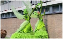 Groene Koninginnen Steltenlopers brengen een frisse, duurzame uitstraling naar elk evenement. In hun groene kostuums bewegen ze sierlijk door het publiek en trekken direct de aandacht. Ze staan symbool voor natuur, groei en positiviteit. Deze groene steltenlopers zijn perfect voor duurzame evenementen. Ze delen bloemzaadpapier uit met logo of boodschap. Ideaal voor festivals, winkelcentra en ontvangstentertainment met een groen thema.
