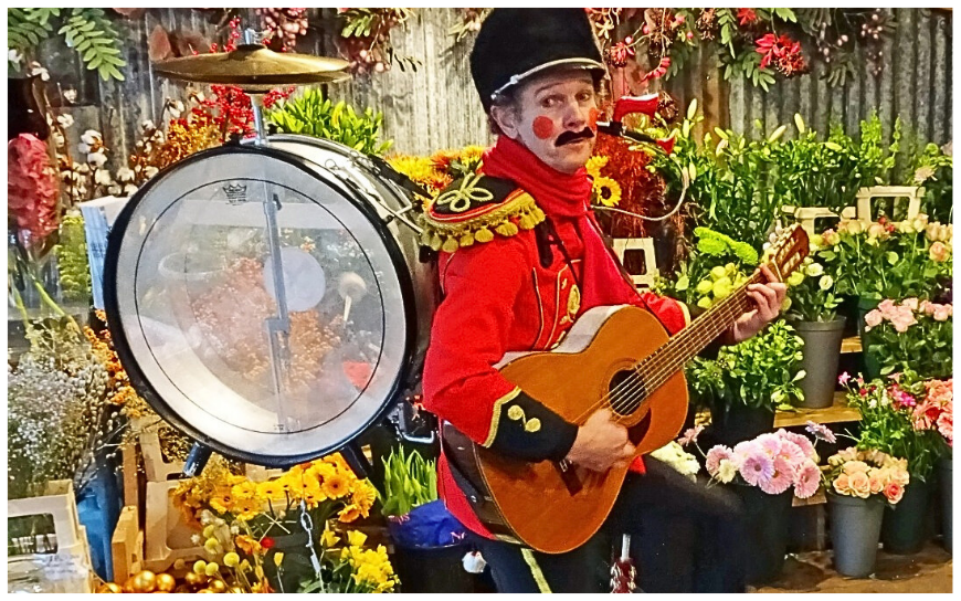 Kerst Funfare brengt meer dan 50 kerstliederen met dynamische instrumenten en tweestemmige zang. Boek nu voor een feestelijke kerstact op maat!