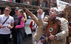 De Man met de Klok is een komische straattheateract met een klokkenverzamelaar op een scooter. Non-verbaal mobiel entertainment vol humor en interactie, perfect voor festivals, winkelcentra en evenementen.