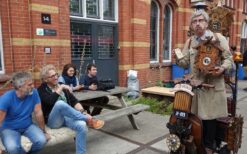 De Man met de Klok is een komische straattheateract met een klokkenverzamelaar op een scooter. Non-verbaal mobiel entertainment vol humor en interactie, perfect voor festivals, winkelcentra en evenementen.