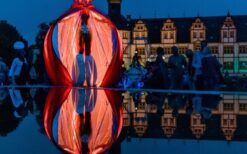 Oranje steltenlopers met grote sinaasappels tijdens een zomers of Koningsdag evenement