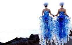 Plastic Recycle Steltenlopers boeken? Duurzame stelten act met licht en kostuums van gerecycled plastic. Perfect voor festivals, winkelcentra en events met een groen thema.