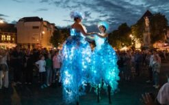 Plastic Recycle Steltenlopers boeken? Duurzame stelten act met licht en kostuums van gerecycled plastic. Perfect voor festivals, winkelcentra en events met een groen thema.