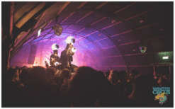 Zilveren Vreemde Ogen Steltenlopers met grote verlichte ogen brengen mysterie, space-sfeer en futuristische magie naar elk event. Perfect voor festivals, nachtelijke acts, winkelcentra en Halloween entertainment.