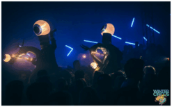 Zilveren Vreemde Ogen Steltenlopers met grote verlichte ogen brengen mysterie, space-sfeer en futuristische magie naar elk event. Perfect voor festivals, nachtelijke acts, winkelcentra en Halloween entertainment.