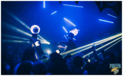 Zilveren Vreemde Ogen Steltenlopers met grote verlichte ogen brengen mysterie, space-sfeer en futuristische magie naar elk event. Perfect voor festivals, nachtelijke acts, winkelcentra en Halloween entertainment.