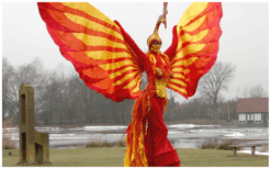 Rood Gele Vuur Vogels Steltenlopers brengen vurige kleuren, hoogte en spektakel naar elk event. Perfect voor festivals, ontvangst en winkelcentra. Een opvallende, energieke act vol warmte en visuele kracht.