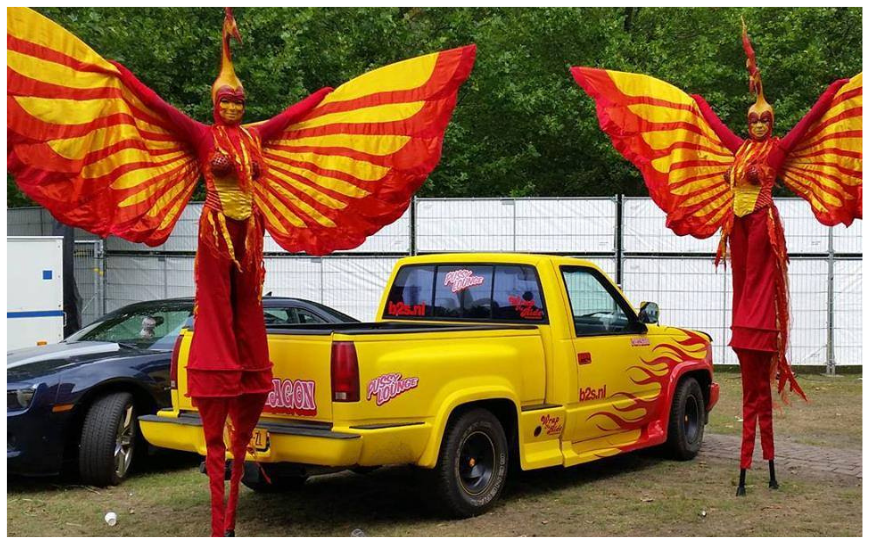 Rood Gele Vuur Vogels Steltenlopers brengen vurige kleuren, hoogte en spektakel naar elk event. Perfect voor festivals, ontvangst en winkelcentra. Een opvallende, energieke act vol warmte en visuele kracht.