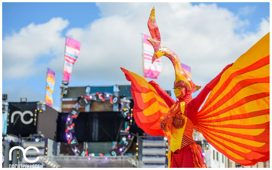 Rood Gele Vuur Vogels Steltenlopers brengen vurige kleuren, hoogte en spektakel naar elk event. Perfect voor festivals, ontvangst en winkelcentra. Een opvallende, energieke act vol warmte en visuele kracht.