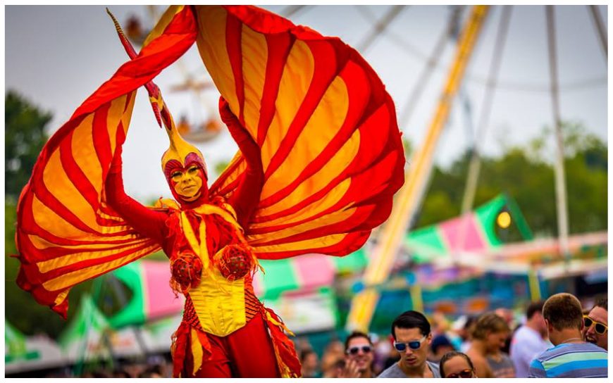 Rood Gele Vuur Vogels Steltenlopers brengen vurige kleuren, hoogte en spektakel naar elk event. Perfect voor festivals, ontvangst en winkelcentra. Een opvallende, energieke act vol warmte en visuele kracht.