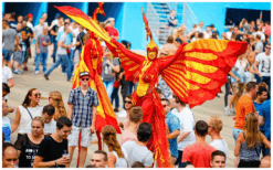 Rood Gele Vuur Vogels Steltenlopers brengen vurige kleuren, hoogte en spektakel naar elk event. Perfect voor festivals, ontvangst en winkelcentra. Een opvallende, energieke act vol warmte en visuele kracht.