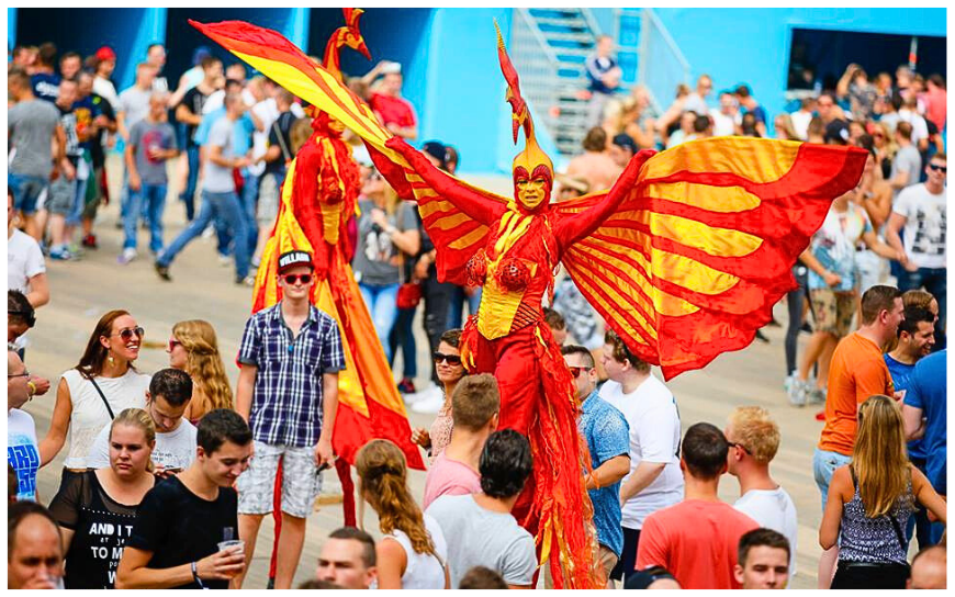 Rood Gele Vuur Vogels Steltenlopers brengen vurige kleuren, hoogte en spektakel naar elk event. Perfect voor festivals, ontvangst en winkelcentra. Een opvallende, energieke act vol warmte en visuele kracht.
