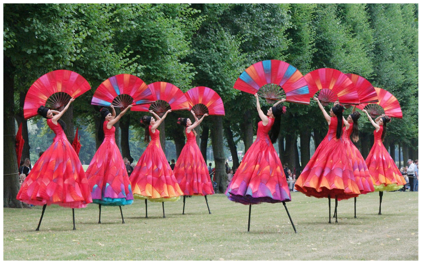 Laat je publiek de passie van Spanje voelen met de Spaanse Dans op Stelten en creëer een onvergetelijke ervaring vol kleur en dans!