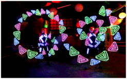Betoverend Spektakel: Spinning LED Ballz Choreografie voor een Visueel Feest van Licht en Beweging!