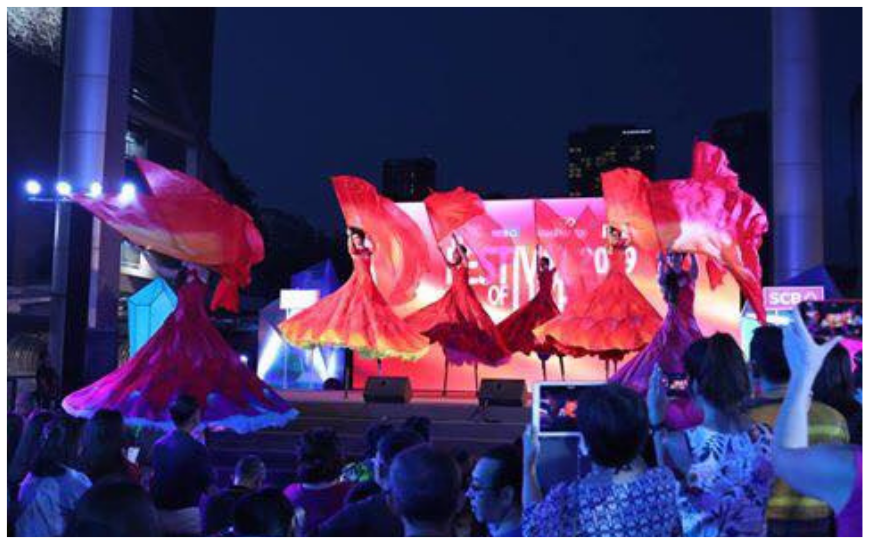 Laat je publiek de passie van Spanje voelen met de Spaanse Dans op Stelten en creëer een onvergetelijke ervaring vol kleur en dans!