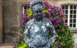 Verrassende Chef Levend Standbeeld huren? Interactieve barbecue act voor festival, beurs of jubileum. Culinaire animatie vol humor, geurbeleving en publieksinteractie.