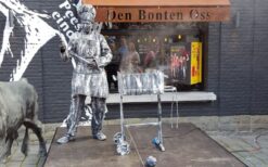 Verrassende Chef Levend Standbeeld huren? Interactieve barbecue act voor festival, beurs of jubileum. Culinaire animatie vol humor, geurbeleving en publieksinteractie.