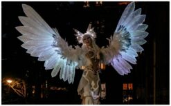 Winter Godinnen by Night: Betoverend lichtspektakel op stelten! ❄️✨ Deze elegante Winter Godinnen brengen magie naar elk winterevenement. Met hun gracieuze bewegingen en LED-verlichte vleugels creëren ze een sprookjesachtige sfeer. Een schitterende blikvanger die het publiek in verwondering achterlaat! De dynamische verlichting verandert mee met de muziek, wat zorgt voor een hypnotiserend effect. Of het nu een kerstmarkt, gala of winterfestival is, deze act past perfect bij elke gelegenheid. Boek nu en laat jouw evenement stralen met deze magische Winter Godinnen!