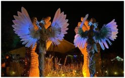 Winter Godinnen by Night: Betoverend lichtspektakel op stelten! ❄️✨ Deze elegante Winter Godinnen brengen magie naar elk winterevenement. Met hun gracieuze bewegingen en LED-verlichte vleugels creëren ze een sprookjesachtige sfeer. Een schitterende blikvanger die het publiek in verwondering achterlaat! De dynamische verlichting verandert mee met de muziek, wat zorgt voor een hypnotiserend effect. Of het nu een kerstmarkt, gala of winterfestival is, deze act past perfect bij elke gelegenheid. Boek nu en laat jouw evenement stralen met deze magische Winter Godinnen!