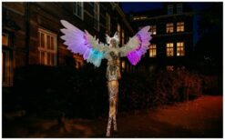 Winter Godinnen by Night: Betoverend lichtspektakel op stelten! ❄️✨ Deze elegante Winter Godinnen brengen magie naar elk winterevenement. Met hun gracieuze bewegingen en LED-verlichte vleugels creëren ze een sprookjesachtige sfeer. Een schitterende blikvanger die het publiek in verwondering achterlaat! De dynamische verlichting verandert mee met de muziek, wat zorgt voor een hypnotiserend effect. Of het nu een kerstmarkt, gala of winterfestival is, deze act past perfect bij elke gelegenheid. Boek nu en laat jouw evenement stralen met deze magische Winter Godinnen!