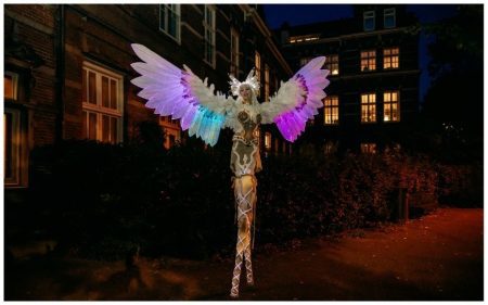 Winter Godinnen by Night: Betoverend lichtspektakel op stelten! ❄️✨ Deze elegante Winter Godinnen brengen magie naar elk winterevenement. Met hun gracieuze bewegingen en LED-verlichte vleugels creëren ze een sprookjesachtige sfeer. Een schitterende blikvanger die het publiek in verwondering achterlaat! De dynamische verlichting verandert mee met de muziek, wat zorgt voor een hypnotiserend effect. Of het nu een kerstmarkt, gala of winterfestival is, deze act past perfect bij elke gelegenheid. Boek nu en laat jouw evenement stralen met deze magische Winter Godinnen!