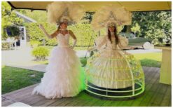 Champagne Diva: Stijlvolle catering op wielen! 🥂✨ Geef je event een luxe uitstraling met de Champagne Diva! Haar prachtige rok op wielen draagt meer dan 100 glazen of hapjes en zorgt voor een stijlvolle presentatie. Dankzij de LED-verlichting straalt ze extra tijdens avondfeesten en gala’s. Of het nu een chique bruiloft, een bedrijfsfeest of een beurs is, de Champagne Diva past zich moeiteloos aan elk thema aan. Haar elegante uitstraling en creatieve catering maken elk event speciaal. Boek nu en verras je gasten met deze unieke ervaring!