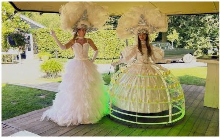 Champagne Diva: Stijlvolle catering op wielen! 🥂✨ Geef je event een luxe uitstraling met de Champagne Diva! Haar prachtige rok op wielen draagt meer dan 100 glazen of hapjes en zorgt voor een stijlvolle presentatie. Dankzij de LED-verlichting straalt ze extra tijdens avondfeesten en gala’s. Of het nu een chique bruiloft, een bedrijfsfeest of een beurs is, de Champagne Diva past zich moeiteloos aan elk thema aan. Haar elegante uitstraling en creatieve catering maken elk event speciaal. Boek nu en verras je gasten met deze unieke ervaring!