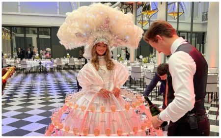Champagne Diva: Stijlvolle catering op wielen! 🥂✨ Geef je event een luxe uitstraling met de Champagne Diva! Haar prachtige rok op wielen draagt meer dan 100 glazen of hapjes en zorgt voor een stijlvolle presentatie. Dankzij de LED-verlichting straalt ze extra tijdens avondfeesten en gala’s. Of het nu een chique bruiloft, een bedrijfsfeest of een beurs is, de Champagne Diva past zich moeiteloos aan elk thema aan. Haar elegante uitstraling en creatieve catering maken elk event speciaal. Boek nu en verras je gasten met deze unieke ervaring!